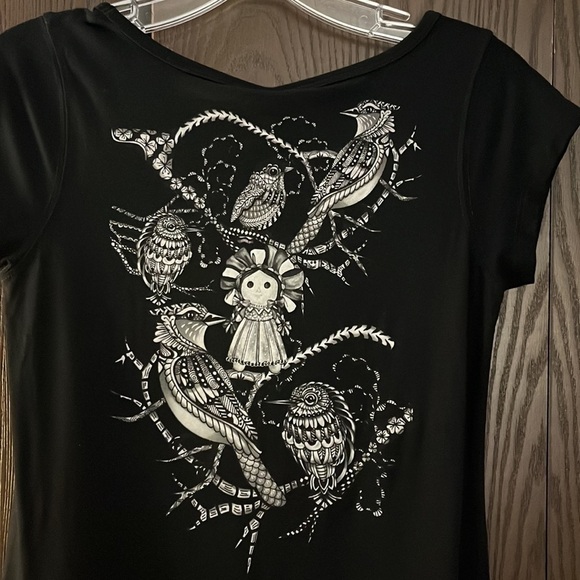 Ay Güey black capped sleeved shirt with bird/doll design. Size S. NWT - Picture 5 of 7